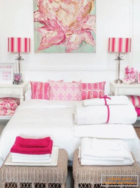 Bílá ložnice s růžovými akcenty
