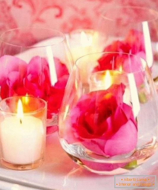 Květiny a svíčky jako stolní dekorace na Valentýna