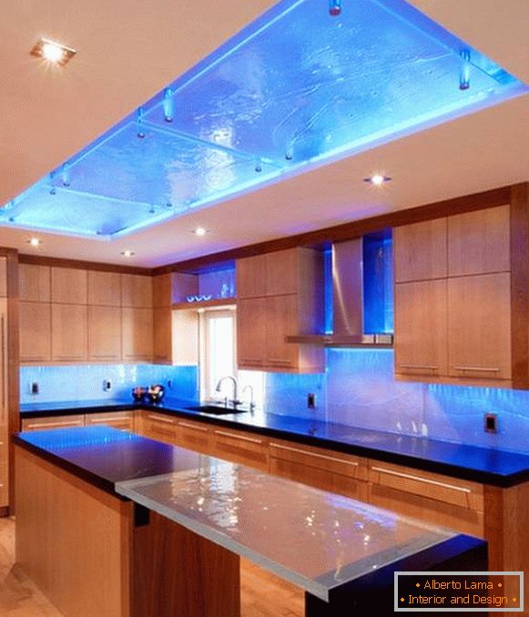 Kuchyňský design s modrým podsvícením