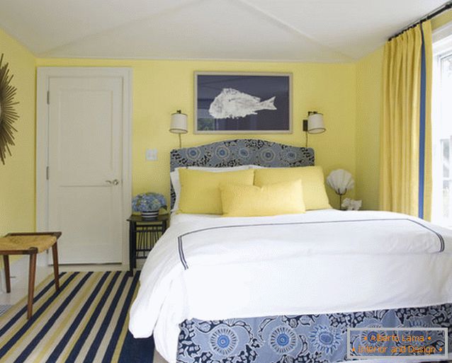 Okouzlující design malé ložnice v modré a žluté barvě