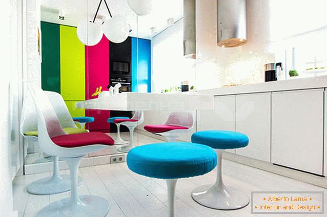 Různé barevné nábytek v bílé kuchyni