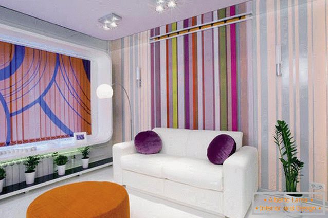 Vícebarevná tapeta v malém obývacím pokoji