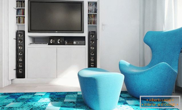 Úžasný duet bílý a bohatě modrý v designu obývacího pokoje