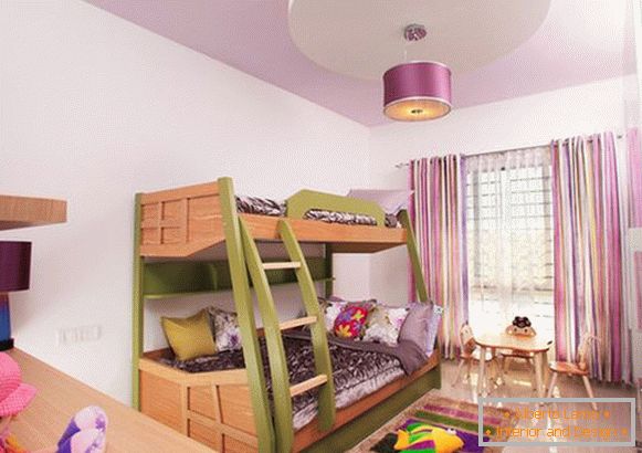 Dvouúrovňová postel v dětském pokoji pro dívky