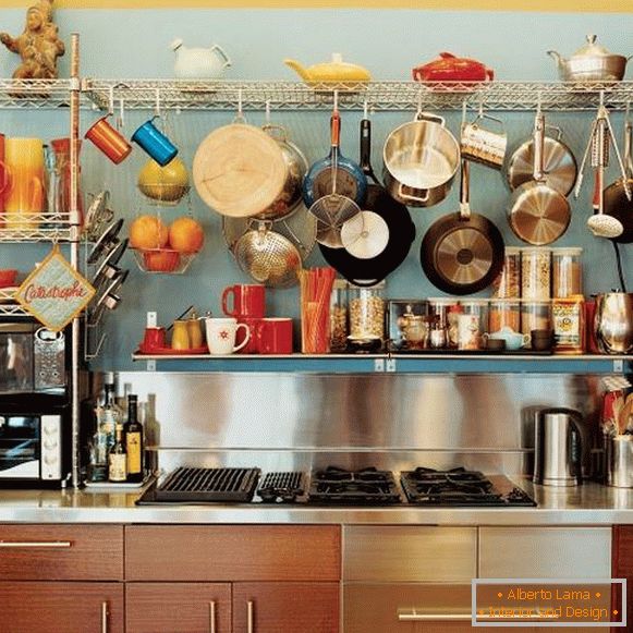 Otevřené regály s kuchyňským nádobím v kuchyňském designu