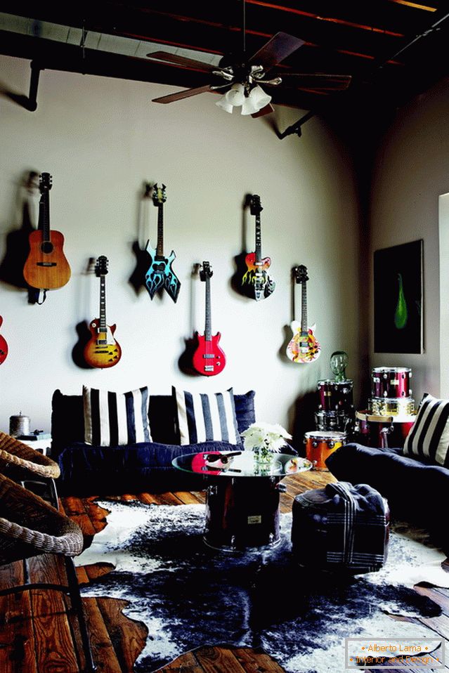 Kytary na zdi v obývacím pokoji