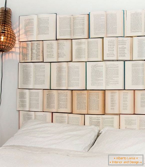 hlava postelí je knihy