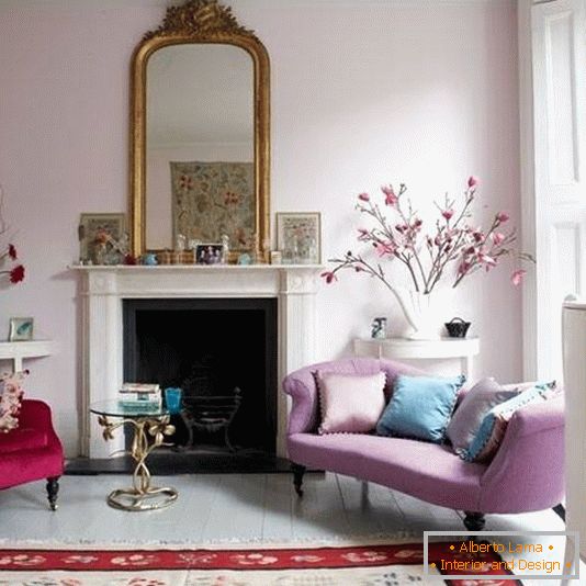 Romantický design obývacího pokoje v červených a fialových tónech
