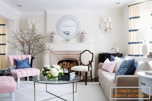 Kombinace růžové a modré barvy v designu obývacího pokoje