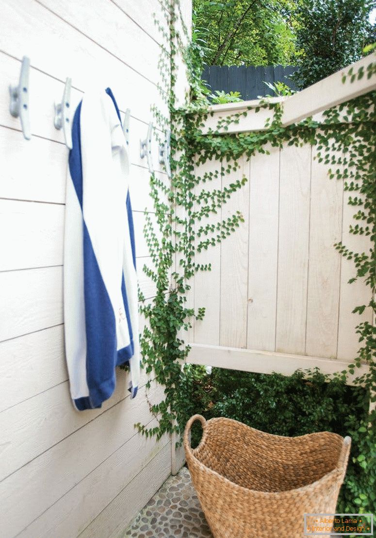 Myšlenka skladování pro malý byt. Majitelé domu používají litinové kování pro sušení ručníků ve dvoře