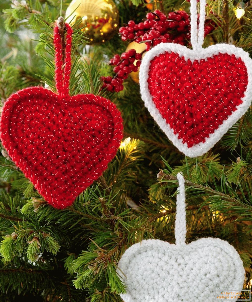 Pletené srdce na vánočním stromku