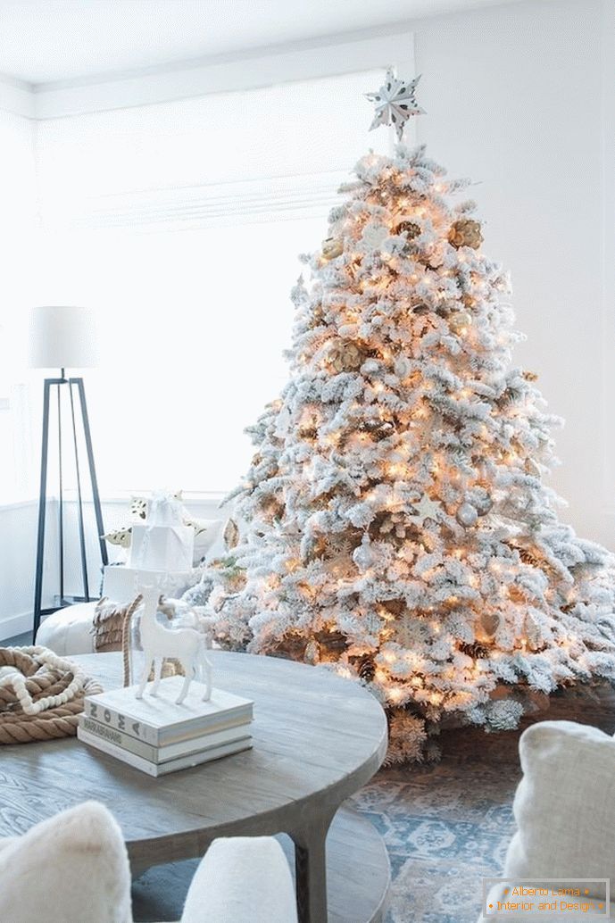 Vánoční strom v umělém sněhu