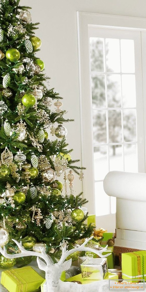 Vánoční strom v světle zelené hračky
