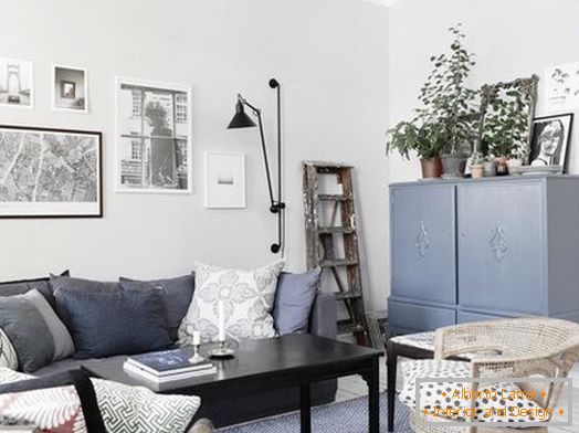 Interiér malého obývacího pokoje ve skandinávském stylu