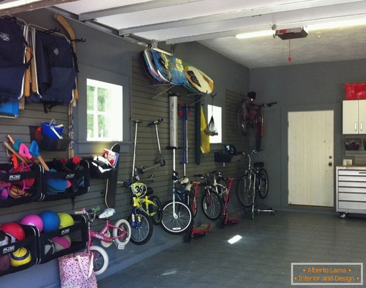 Držáky jízdních kol na stěně v garáži