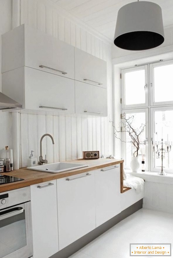 Kuchyňský interiér v bílé barvě