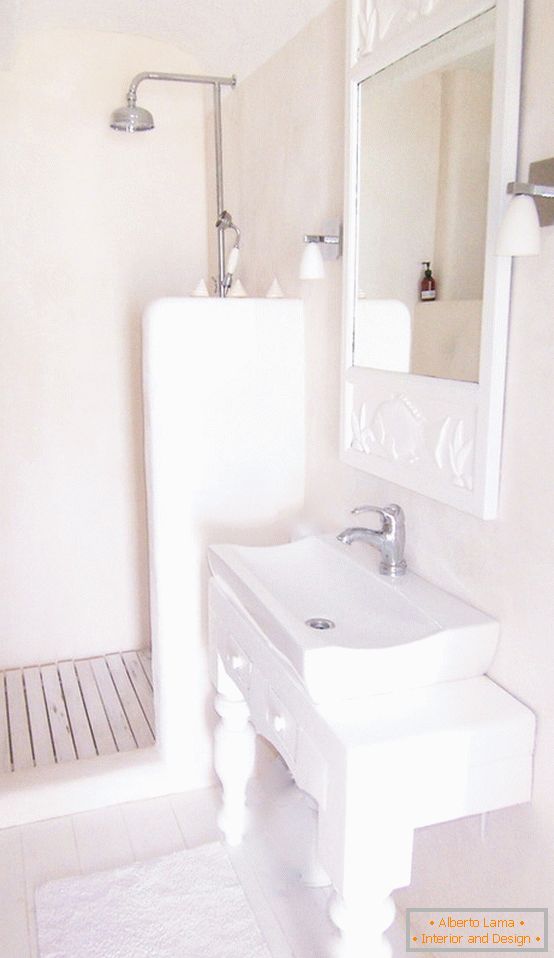 Kombinovaná koupelna v bílé barvě