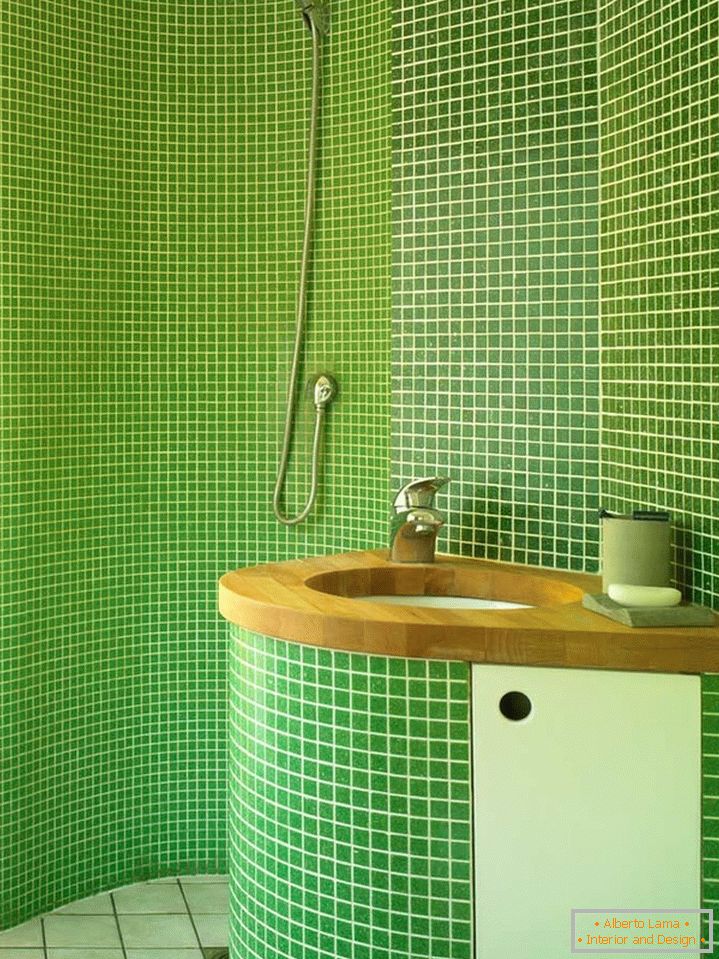 Zelené dlaždice v koupelně