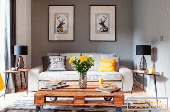 Stylová kombinace barev se žlutou barvou v obývacím pokoji