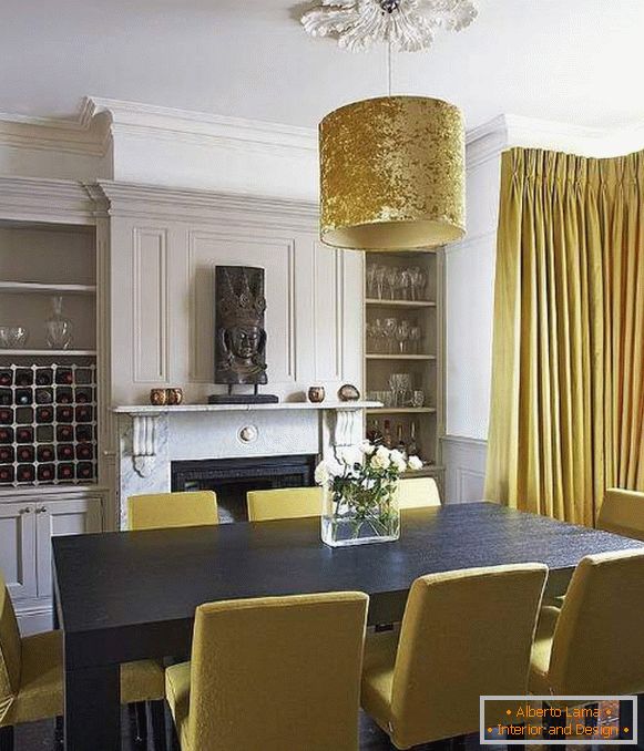 Žluté závěsy a nábytek v jídelně obývacího pokoje