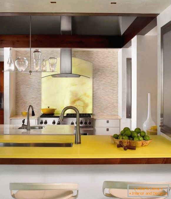 Bledě žlutá barva uvnitř kuchyně soukromého domu