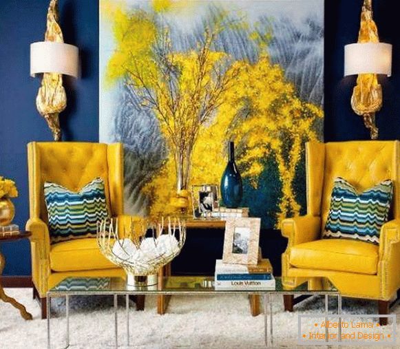 Kombinace žluté s modrou v interiéru