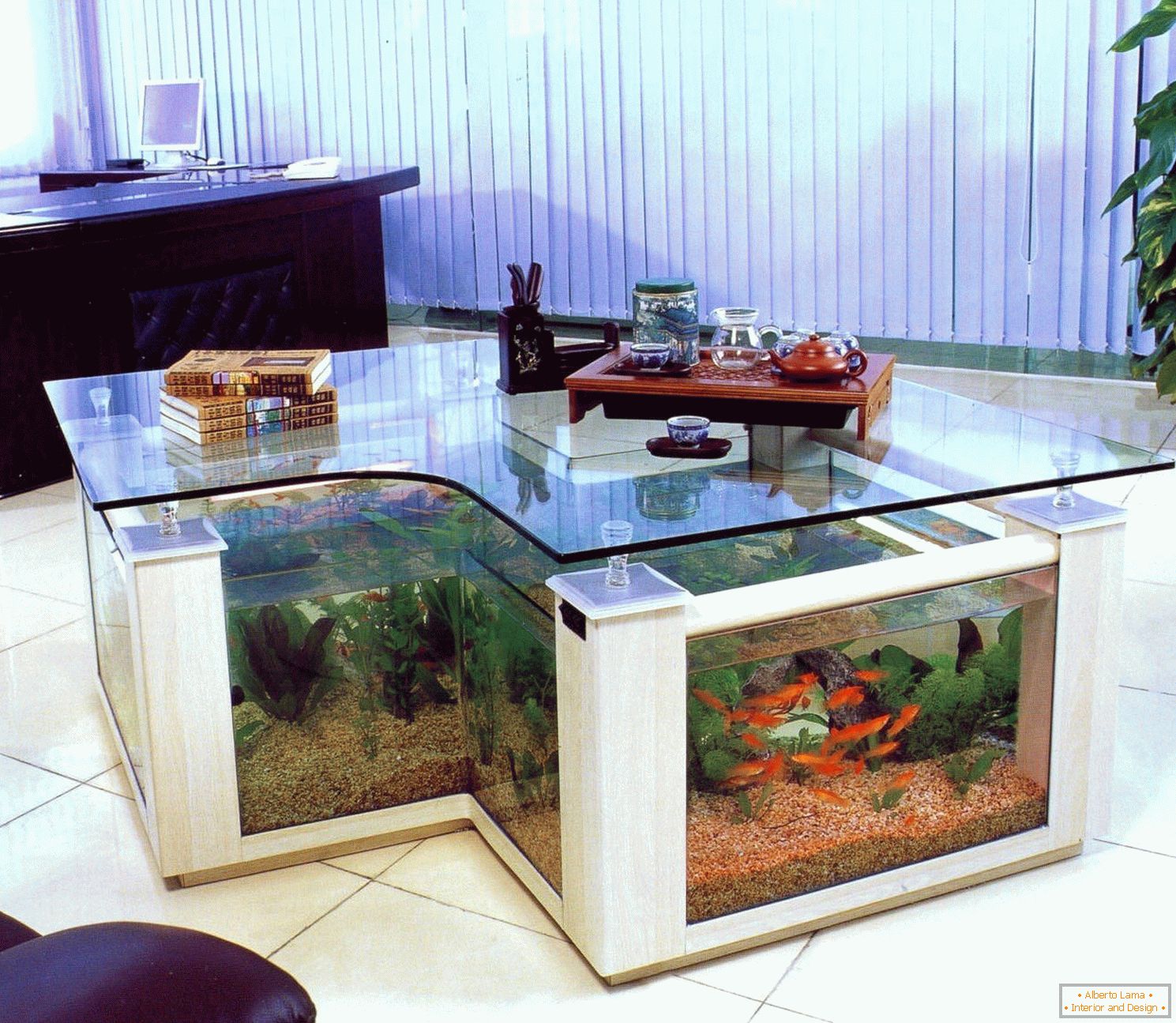 Stůl-akvárium v ​​kanceláři