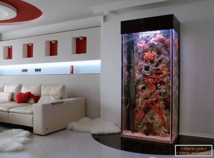 Velké akvárium v ​​obývacím pokoji