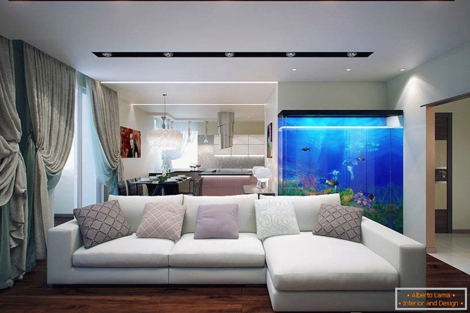 Krásný interiér obývacího pokoje s akváriem