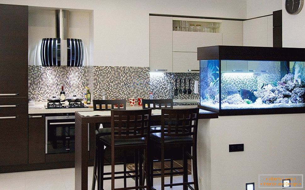 Barový pult s akváriem на кухне