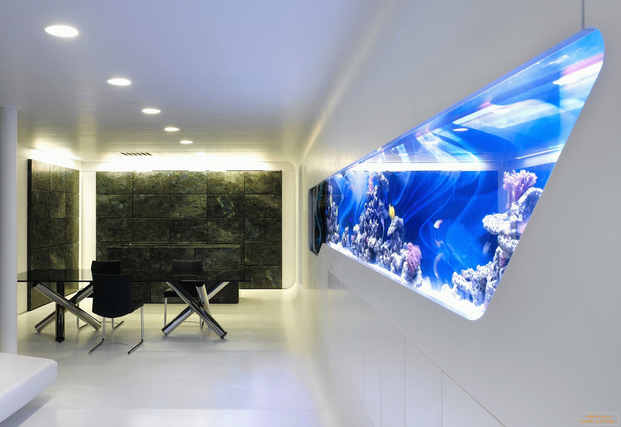 Moderní interiér s akváriem ve zdi