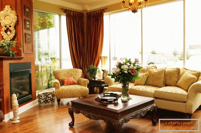 Útulný obývací pokoj v moderním domě. Krb a nábytek v anglickém stylu.