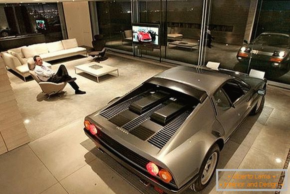 Sportovní auto v obývacím pokoji