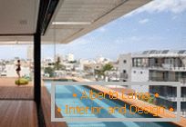 Bazén v pátém patře, jako luxusní doplněk nového domu v Tel Avivu