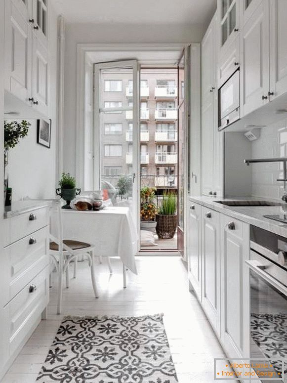 Bílá kuchyně v interiéru - fotografie malé kuchyně s balkonem