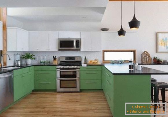 Kuchyně v bílé a zelené barvě - fotka s temným vrcholem
