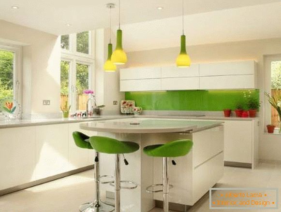 Bílá rohová kuchyň se zelenými prvky - foto