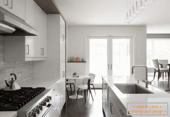 Bílá šedá kuchyně - fotografie ve vnitřku moderního domu