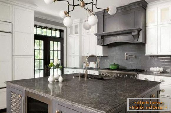Elegantní design bílé kuchyně - fotografie v kombinaci se šedou barvou