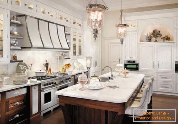 Klasický design hnědavě bílé kuchyně na fotografii