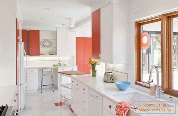 Kuchyně v bílé - fotografie v kombinaci s červenými prvky
