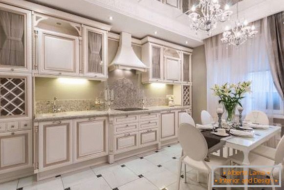 Kuchyně bílá se zlatou patinou - foto interiérový design