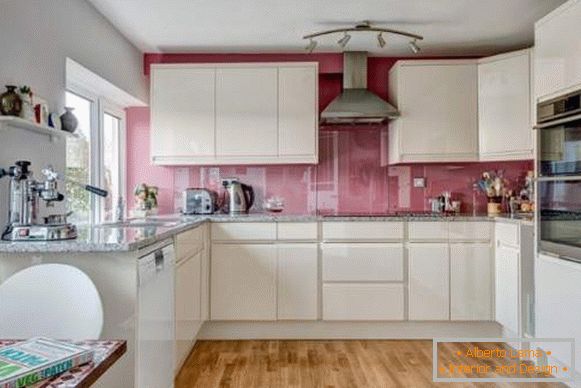 Kuchyně bílý satén - fotografie v kombinaci s růžovou zástěrou