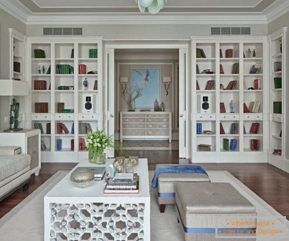 Vestavěná bílá stěna v obývacím pokoji - fotografie
