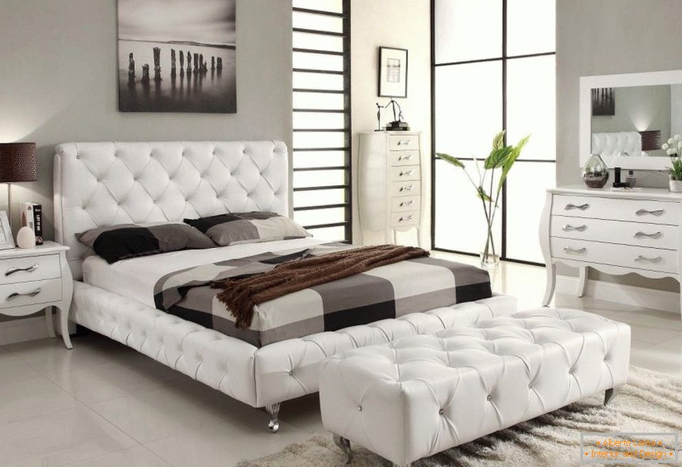 Interiér ložnice s bílým nábytkem