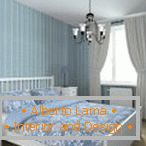 Modrá ložnice s bílými závěsy