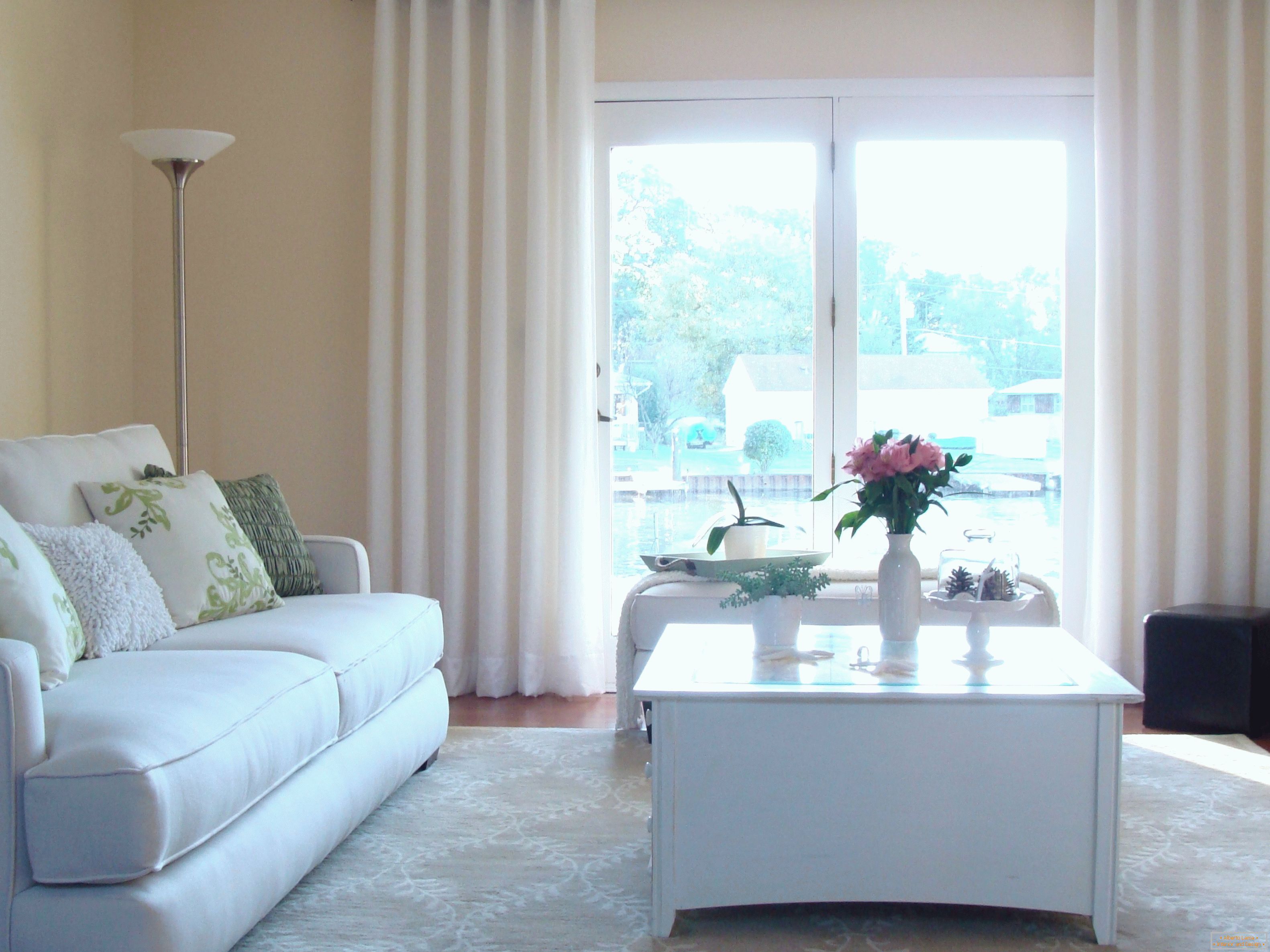 Jednoduchý dekorový obývací pokoj s bílými závěsy