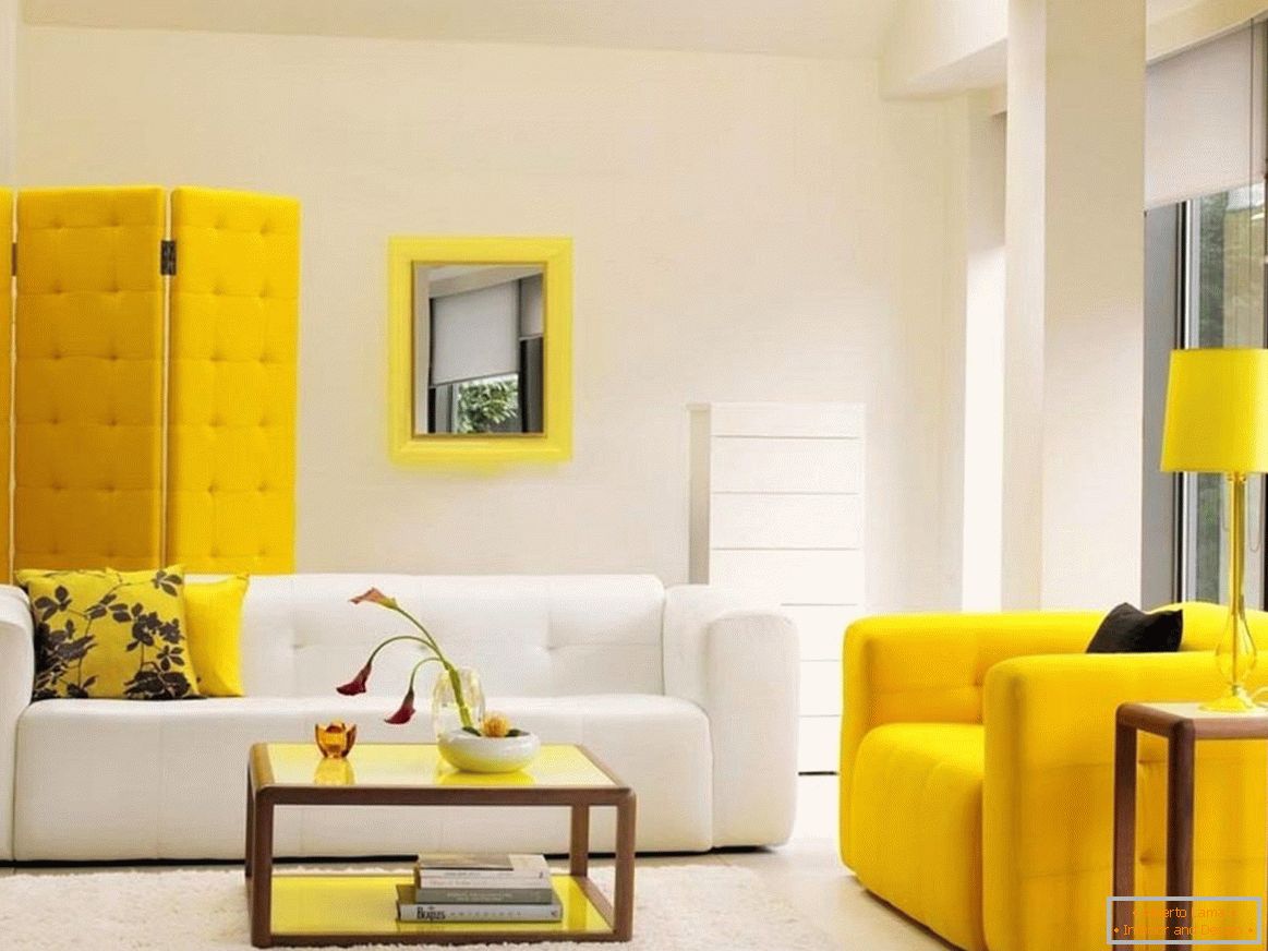 Kombinace bílého a žlutého nábytku v interiéru