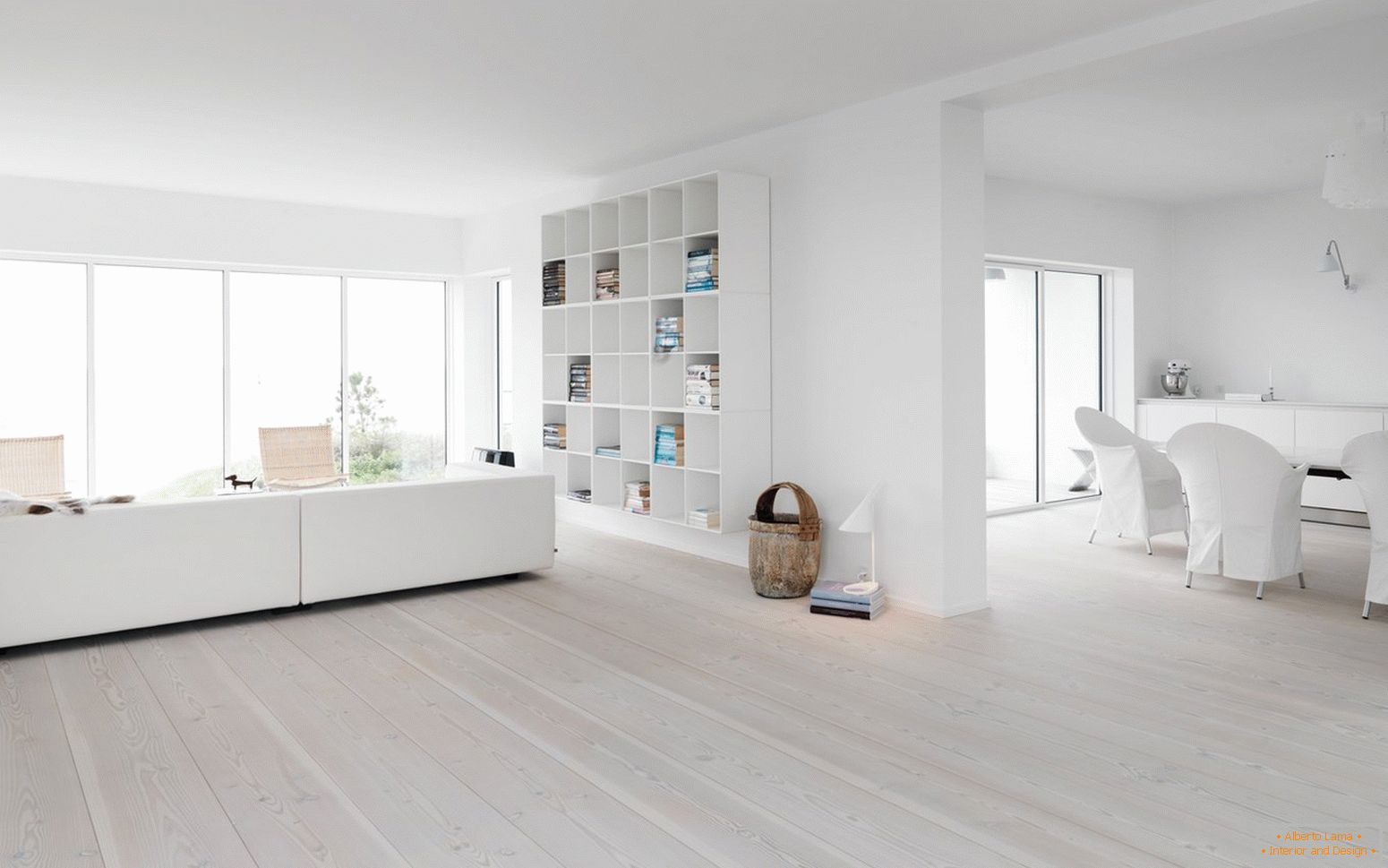 Bílá podlaha v designu místností