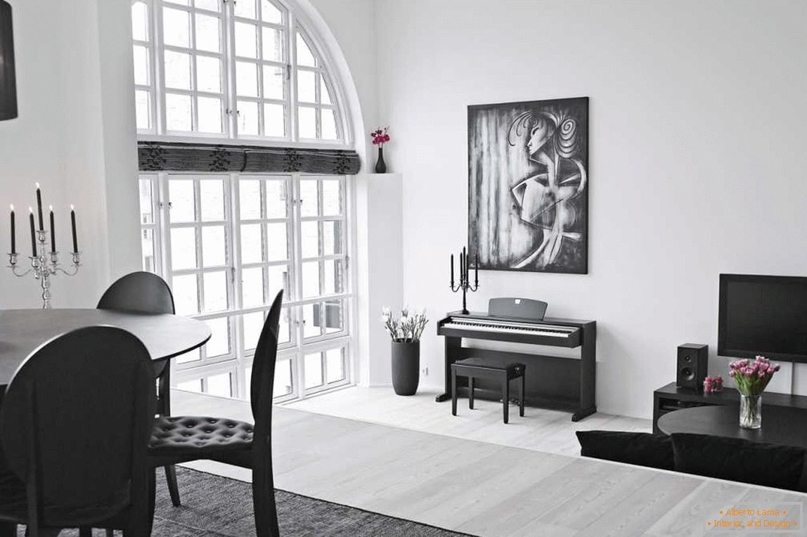 Černé interiérové ​​předměty v bílém obývacím pokoji